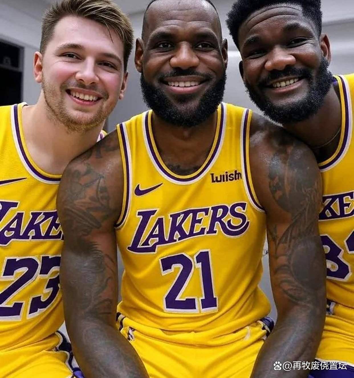 9you sports-重返赛场引发热议!,詹姆斯在DWG比赛中出色发挥赛场气氛高涨-9you sports