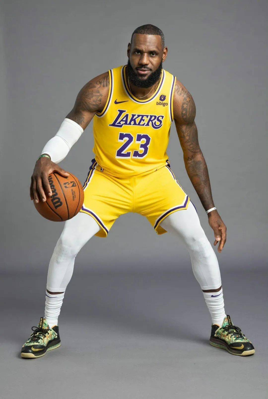 9you sports-重返赛场引发热议!,詹姆斯在DWG比赛中出色发挥赛场气氛高涨-9you sports